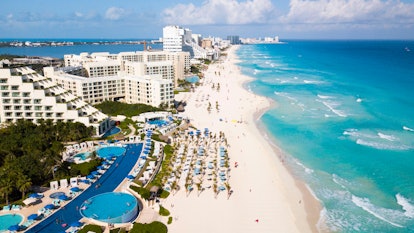 Wonderful sand beaches in Cancun, Mexico with hotels that have large outdoor pools