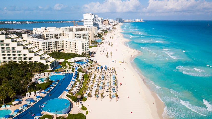 Wonderful sand beaches in Cancun, Mexico with hotels that have large outdoor pools