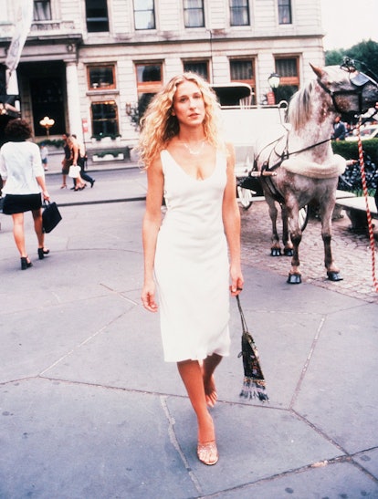 Sarah Jessica Parker Outfits That Emulate Carrie Bradshaw's Fashion –  Footwear News