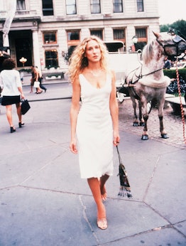 Carrie Bradshaw outfit: little white dress