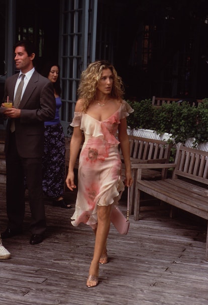 25 Carrie Bradshaw Outfits To Recreate Right Now
