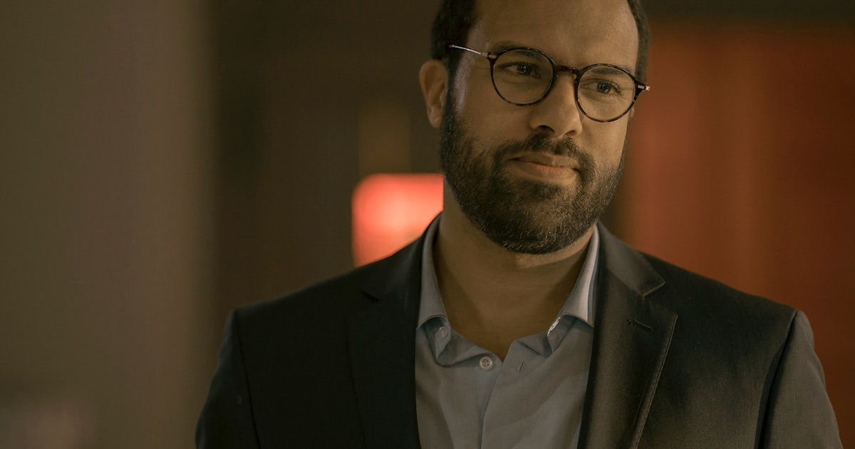 Handmaid's Tale Luke Will The Commander Go After Luke On ‘The Handmaid’s Tale’? Warren