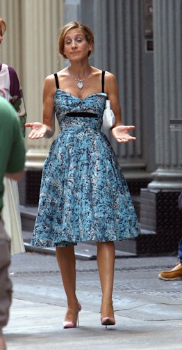 Carrie Bradshaw outfit: floral dress
