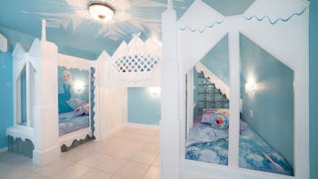 This 'Frozen'-Themed Rental House In Florida Is 100% Where Your Kid ...