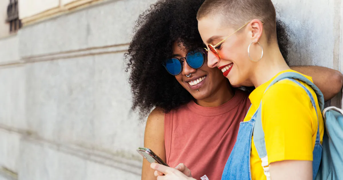 How Does Texting Change Throughout A Relationship? A Linguist Explains