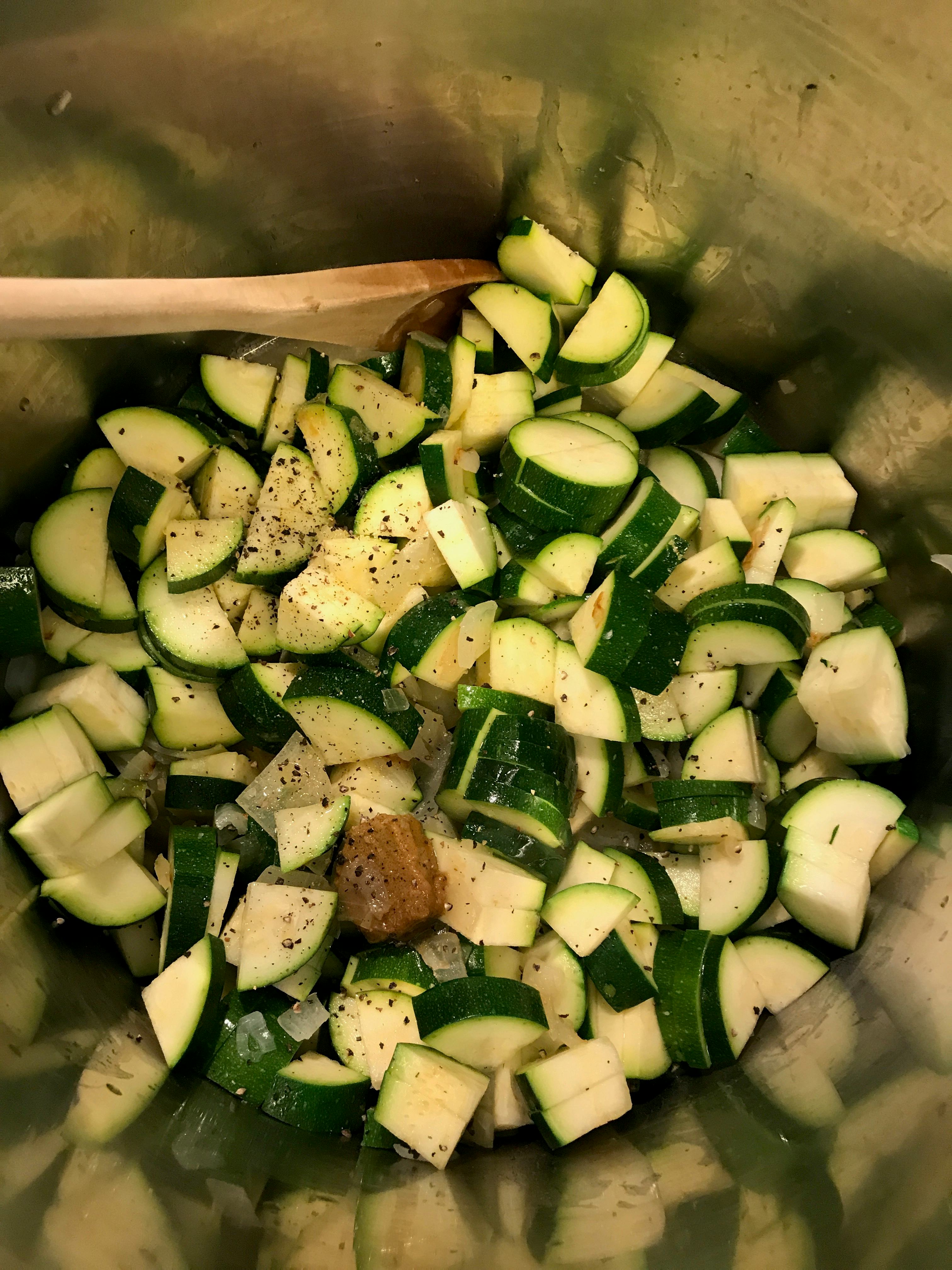 I Tried Meghan Markle's Zucchini Pasta Sauce & It's Royally Easy To Make