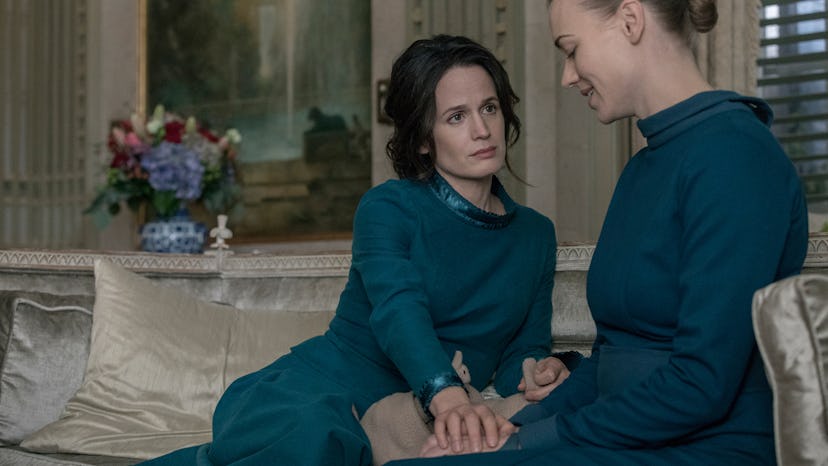 Handmaid's Tale Cast Mrs Winslow Who Plays Olivia Winslow On ‘The Handmaid’s Tale’? Elizabeth Reaser