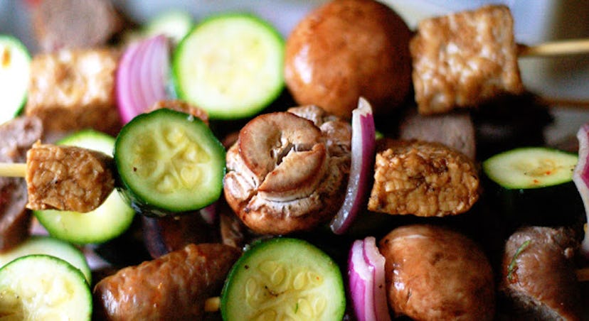 BBQ Tempeh on skewers with onions and zucchinis
