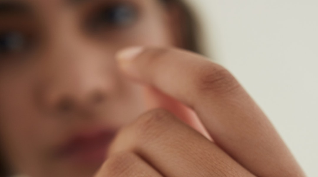 How To Make Your Engagement Ring Look Bigger If That S Your Thing