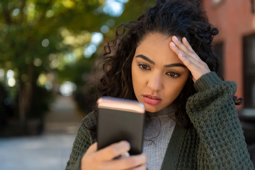 4 Texting Signals Your Partner Is Lying & It's Time To Check In