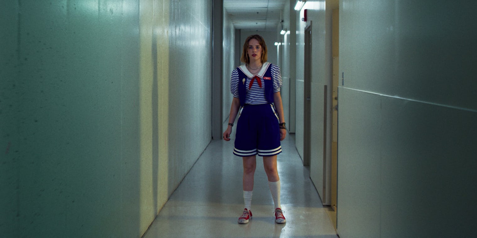 How Robin Coming Out In 'Stranger Things 3' Upends The Jock-Geek Rom