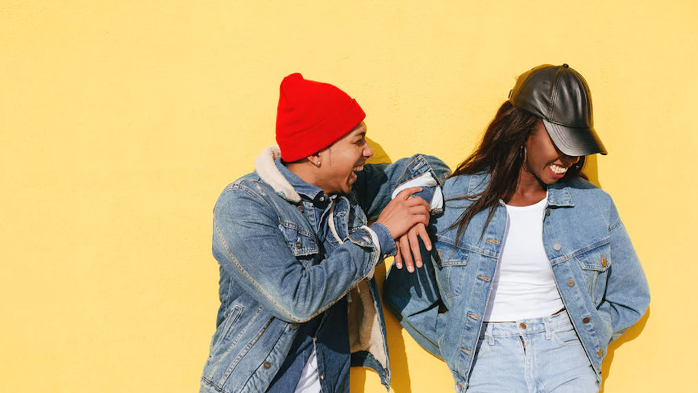 6 Body Language Signals That Mean You're Interested, So You Can Show ...