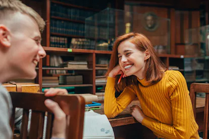 6 Body Language Signals That Mean You're Interested, So You Can Show ...