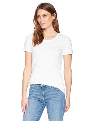 This cotton-blend white crewneck t-shirt creates a classic silhouette that's not see-through.