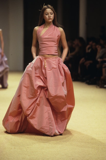 Todo tipo de niebla Vendedor 1999 Fashion Week Runway Shows Looked So Different (But Also Strangely  Similar) To Today