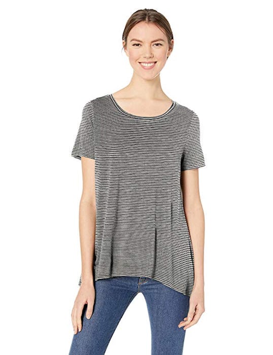 Amazon Essentials Women's Short-Sleeve Scoopneck Swing Tee