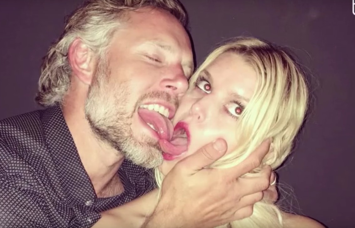 14 Photos Of Jessica Simpson & Eric Johnson That Sweetly