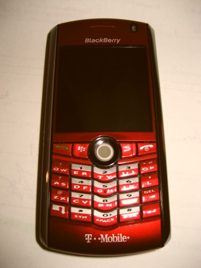 Vintage smartphone. 2000s y2k aesthetic. Pink Mobile phone. Vector 16097049  Vector Art at Vecteezy