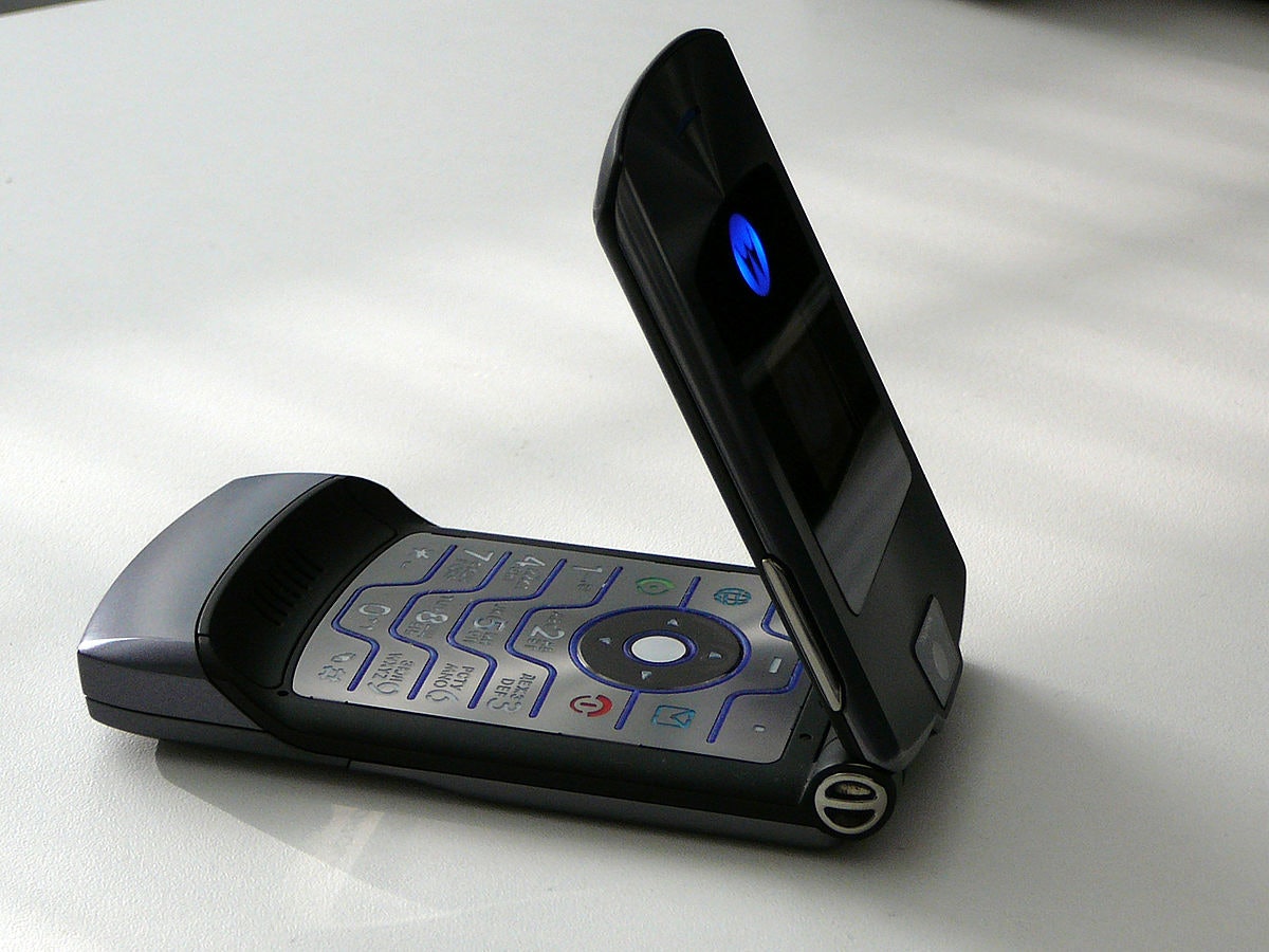 Nokia just released two dumb phones like it's 1996 and I'm here for it