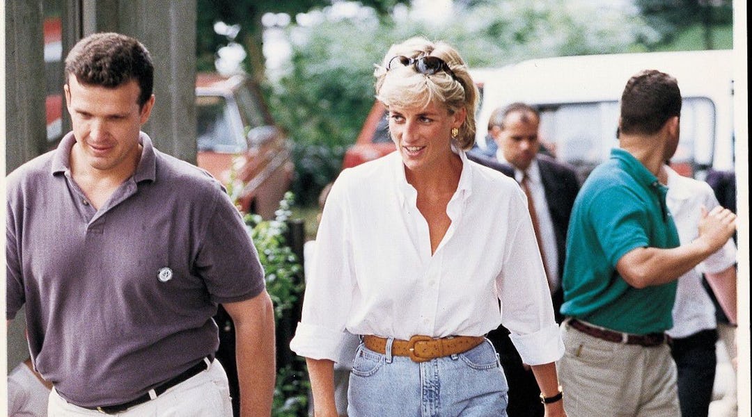 This Iconic 90s Jeans Brand Says This Major Denim Trend Is Back