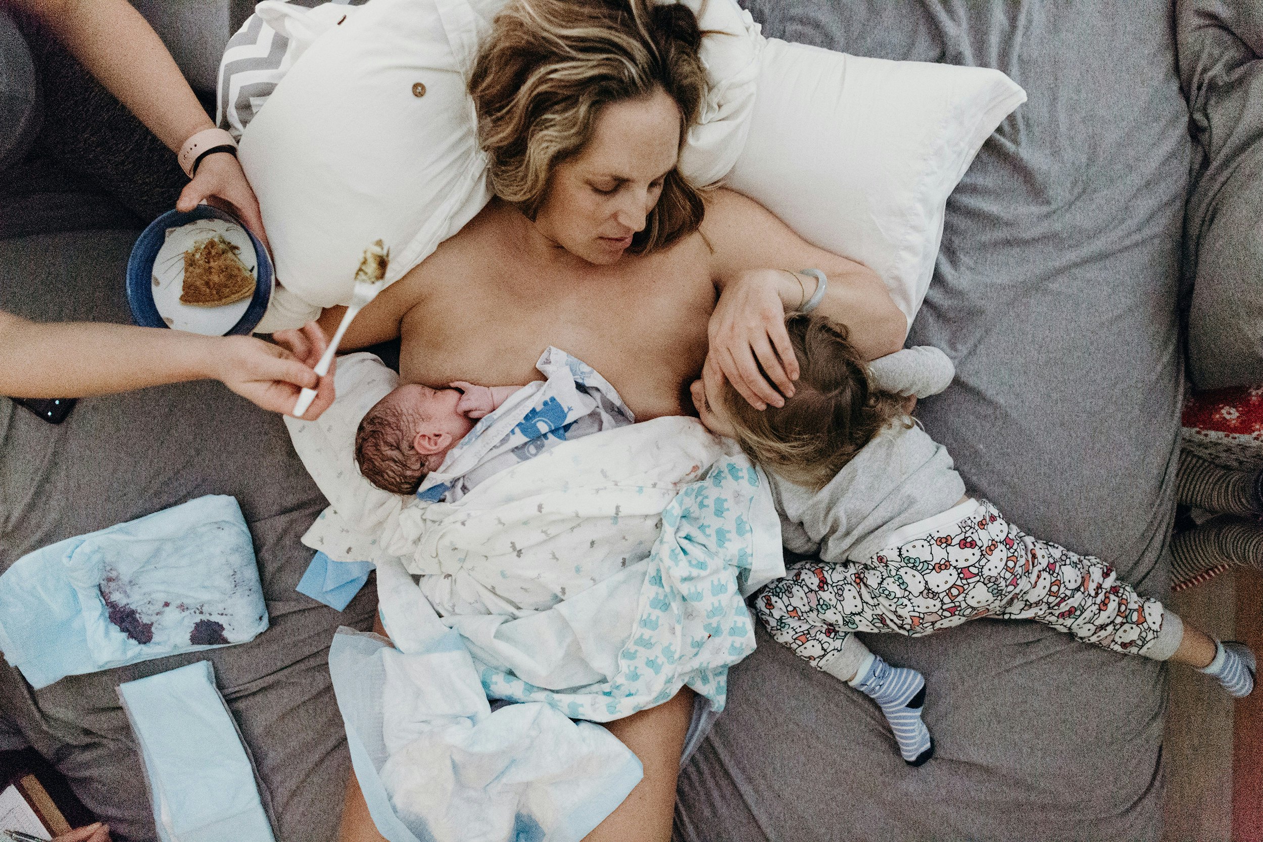 11 Beautiful Images of Moms Nursing 2 Kids at Once (PHOTOS)