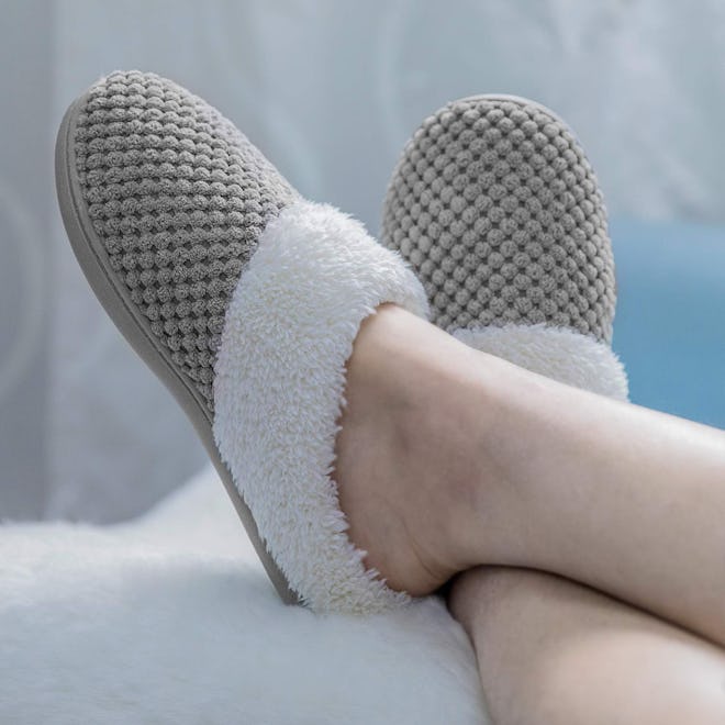 ULTRAIDEAS Women's Comfort Fleece Memory Foam Slippers