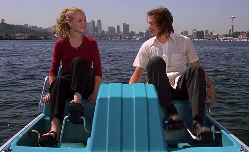 Julia Stiles and Heath Ledger driving a sea ​​pedal boat in "10 Things I Hate About You"