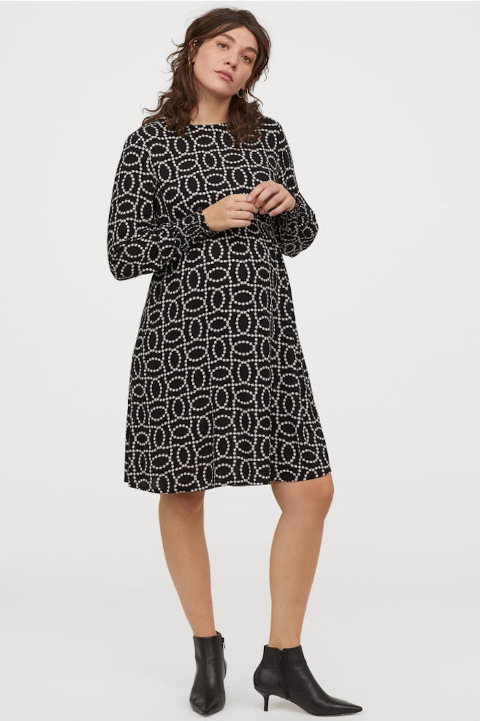 woman wearing H&M maternity dress