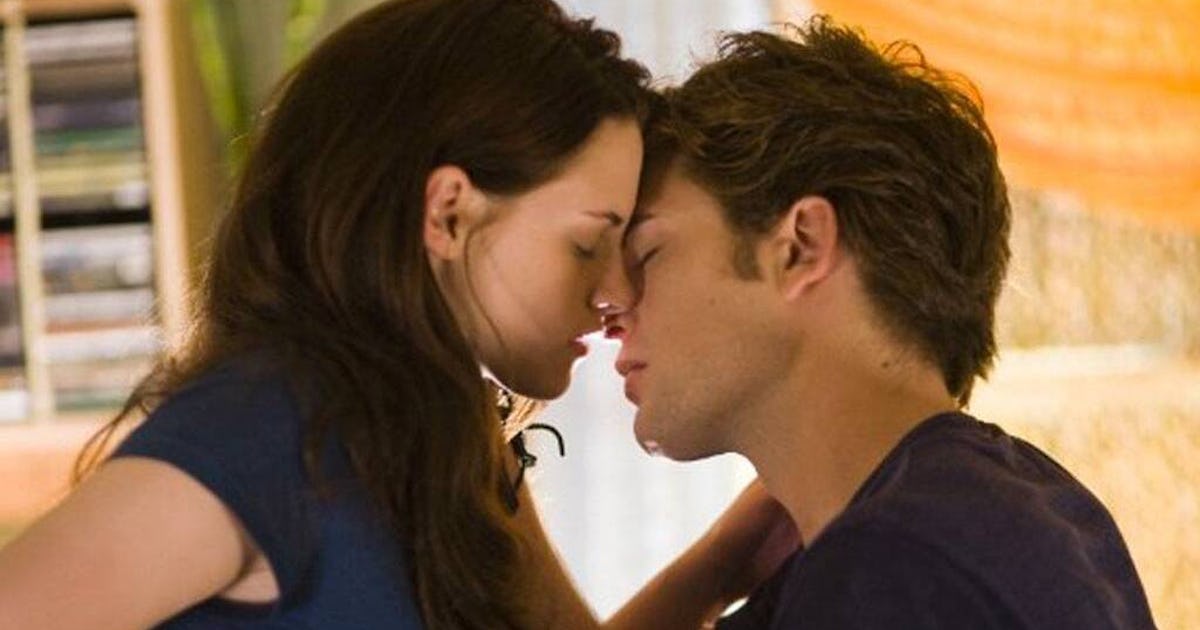 10 Iconic First Kiss Movie Scenes That Will Make You Swoon