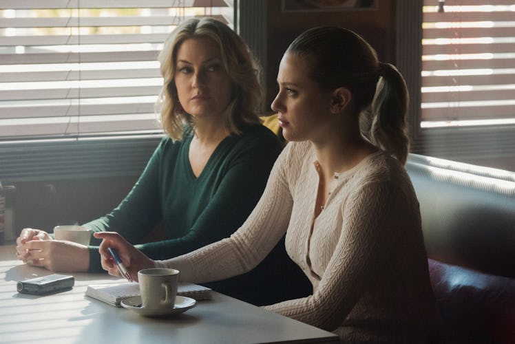 'Riverdale's crossover episode with 'Katy Keene' involves Betty and Alice sleuthing into a mystery a...