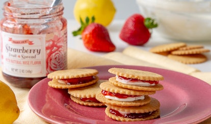 Trader Joe's strawberry lemonade sandwich cookie recipe is a simple Super Bowl recipe.