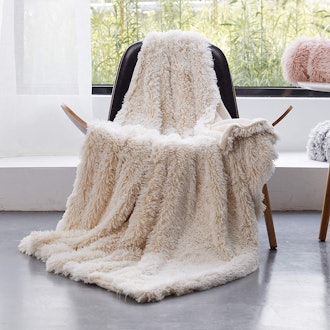 GONAAP Super Soft Faux Fur Shaggy Luxurious Blanket