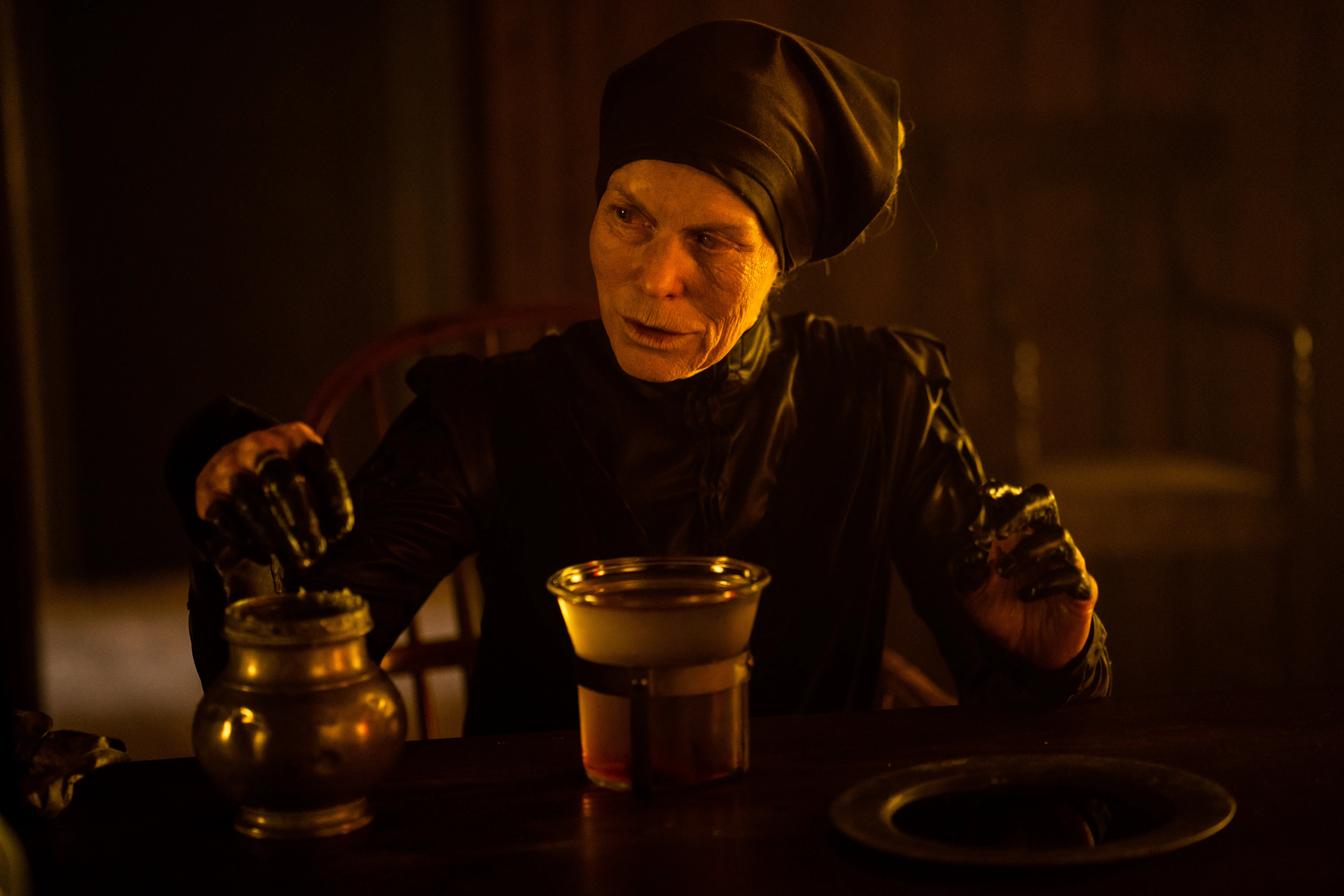 gretel-hansel-reinvents-the-evil-witch-in-one-disturbing-scene