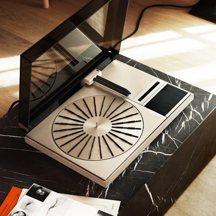 A Beogram record player on a table.
