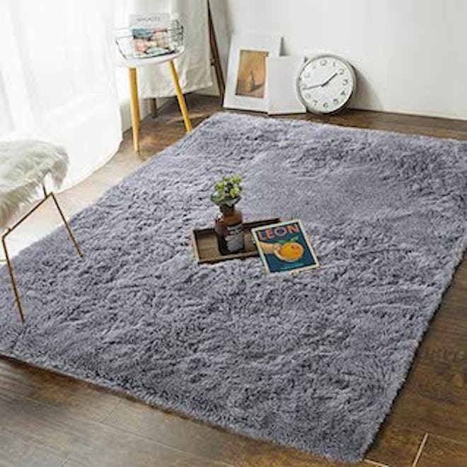 Andecor Soft Fluffy Bedroom Rug (4x6 feet)