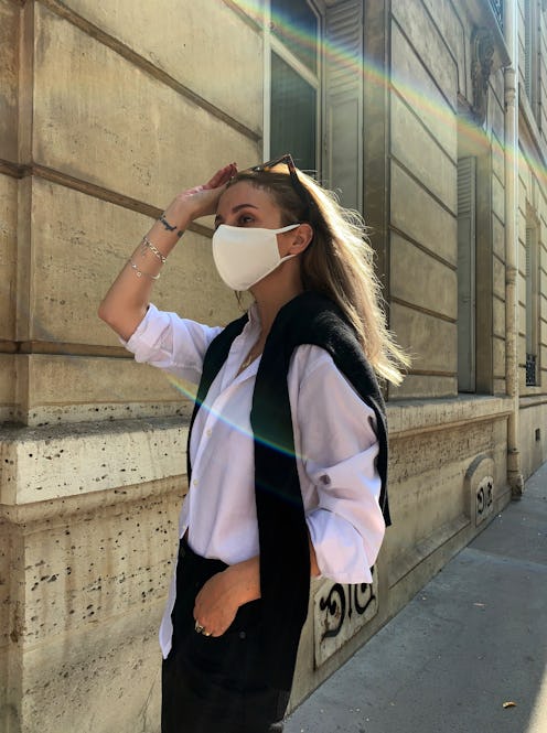 @solenelara wearing the UNIQLO AIRism Mask, available in grey, black and white