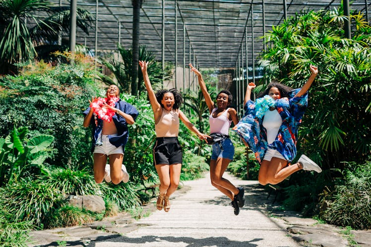 4 friends jumping