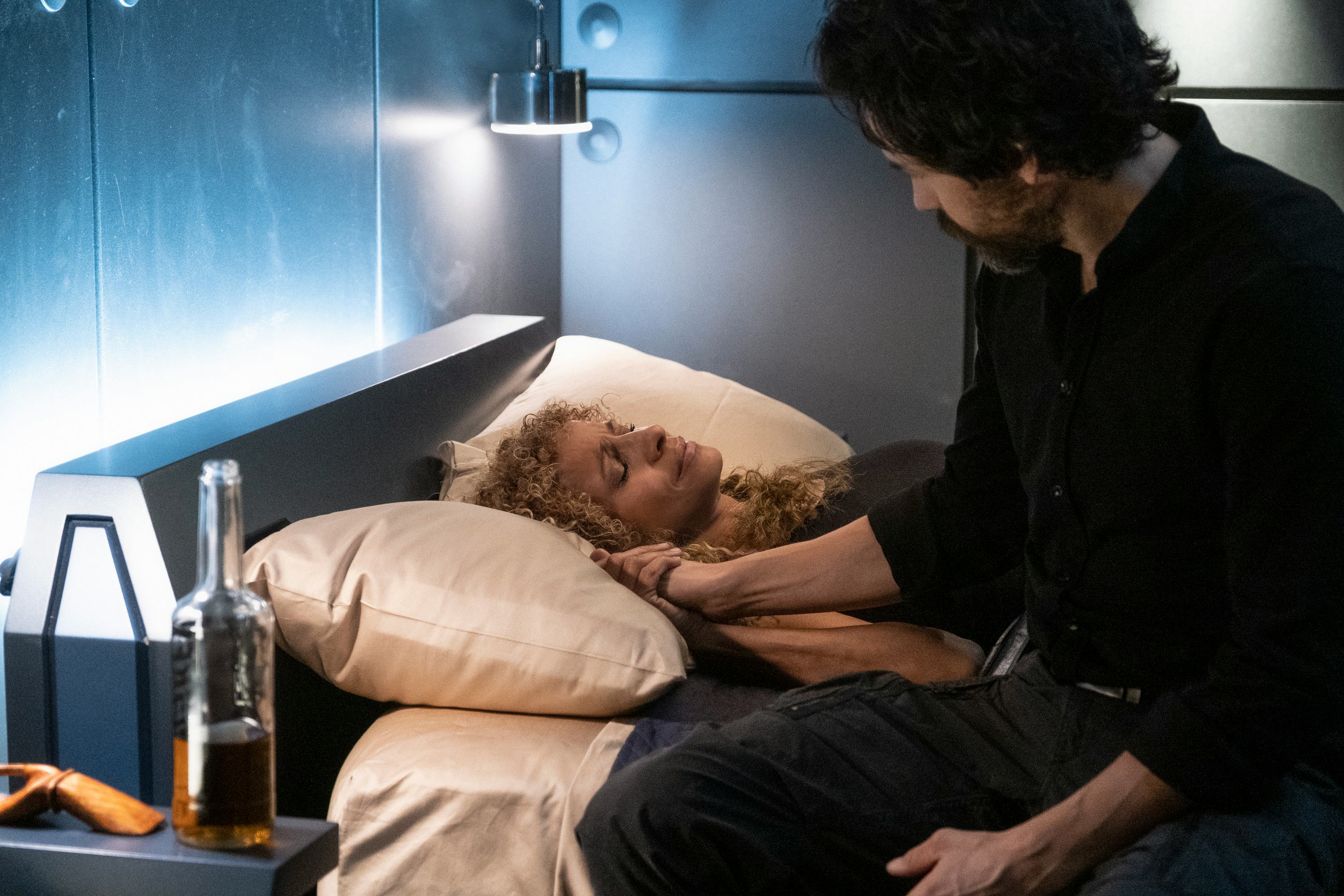 Michelle Hurd (Raffi) and Santiago Cabrera (Rios) during Raffi's return to alcohol. Star Trek Picard