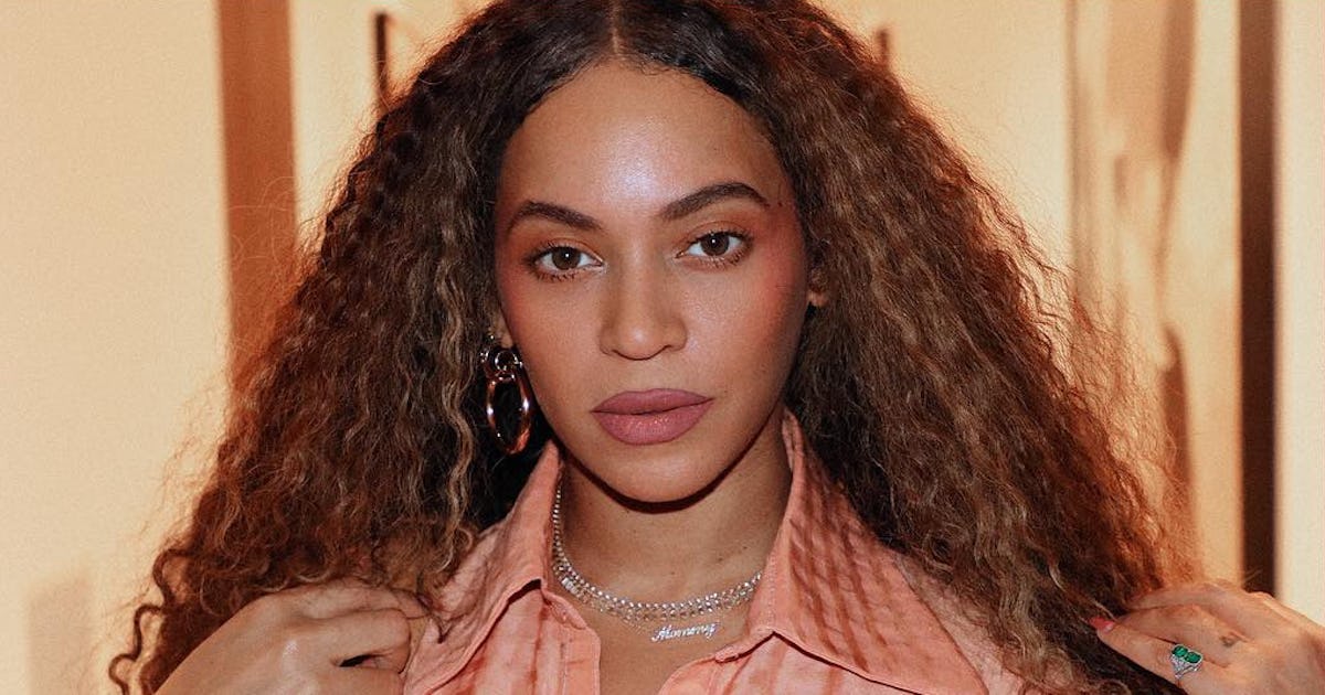 Nameplate 2025 necklace trend