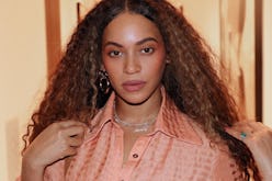 Beyoncé wearing nameplate necklace.