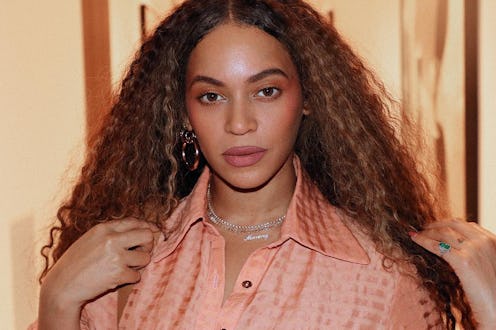 Beyoncé wearing nameplate necklace.
