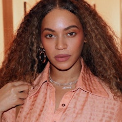 Beyoncé wearing nameplate necklace.