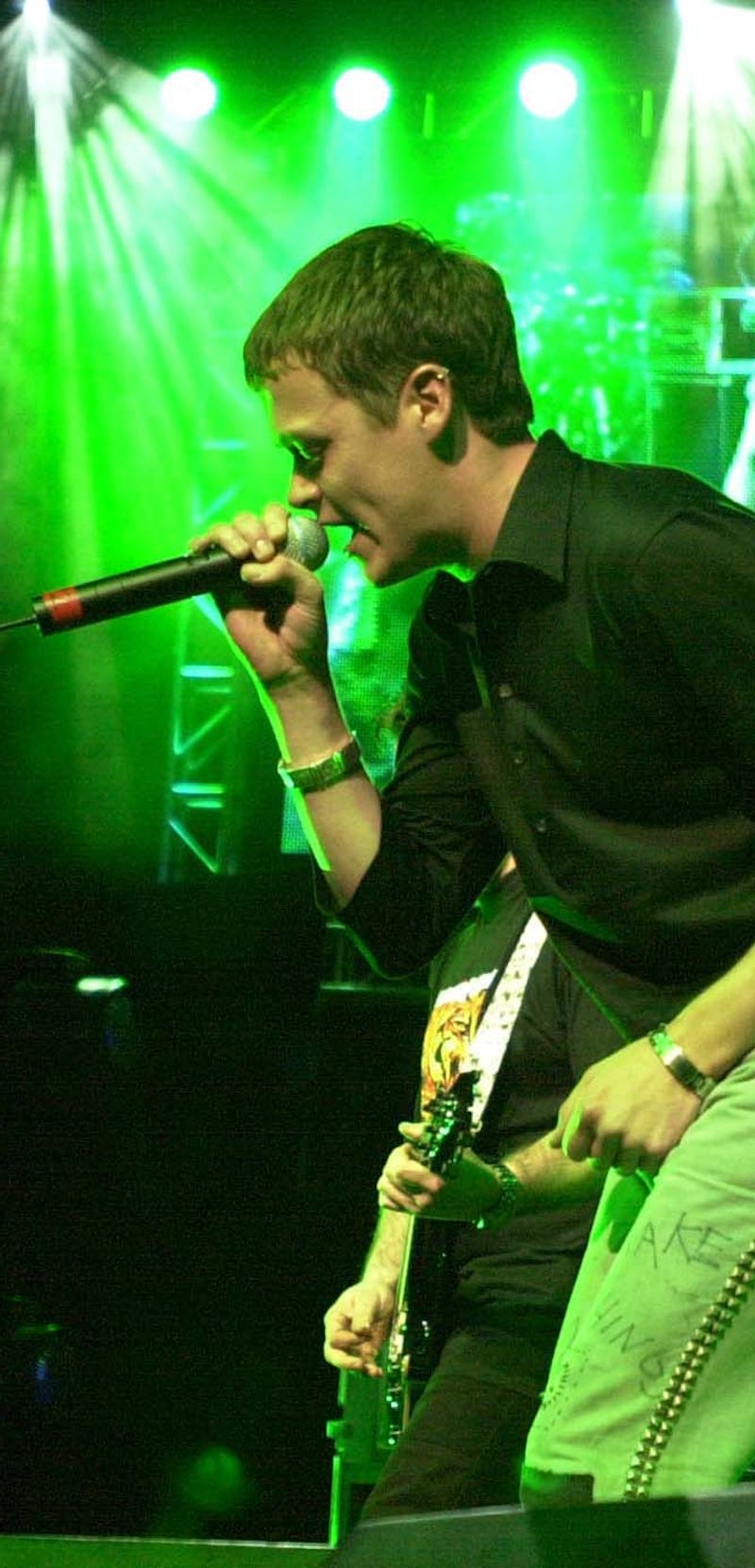 Brad Arnold from Three Doors Down singing the Kryptonite song during a concert