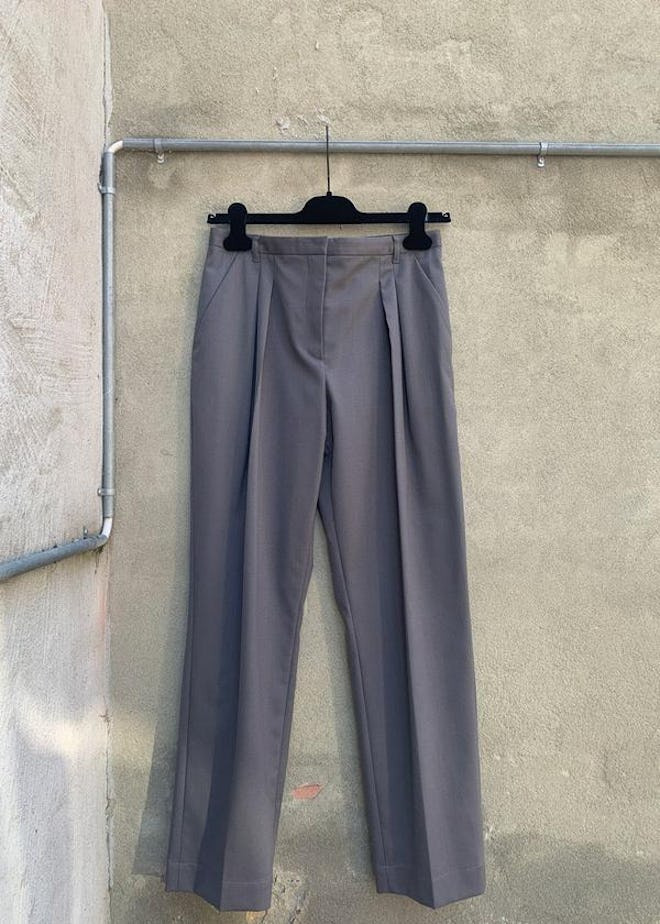 BANKER TAPERED PANTS BY THE GARMENT IN CONCRETE