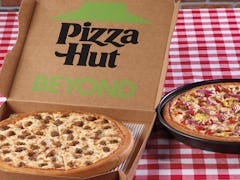 This Pizza Hut Beyond Italian Sausager review will have you hype for a plant-based slice