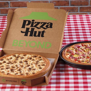 This Pizza Hut Beyond Italian Sausager review will have you hype for a plant-based slice