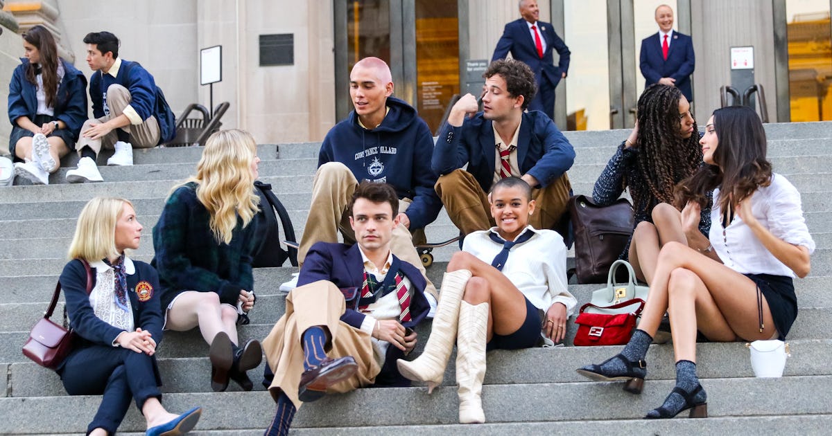 The New Gossip Girl Photos From The Met Steps Contain So Many Clues The New Gossip Girl Photos From The Met Steps Contain So Many Clues