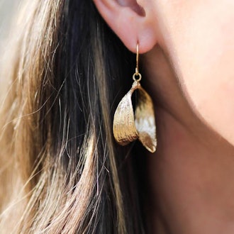 Gold Mistle Kiss Hoop Earrings 