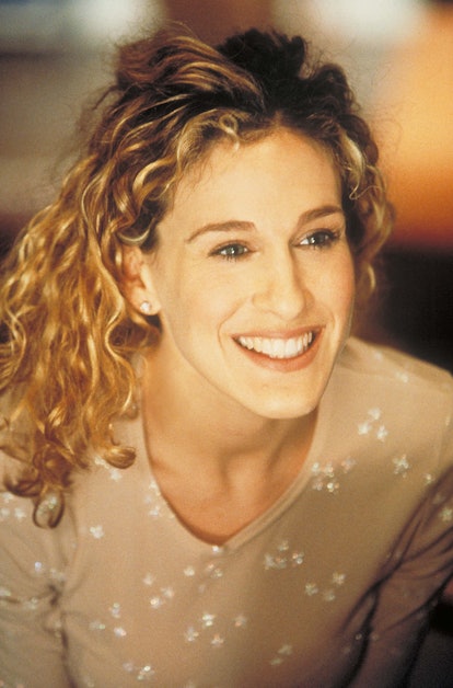 Carrie Bradshaw Hairstyle: Finger-Raked Waves 