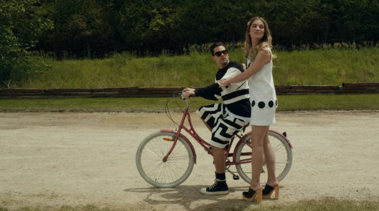 Alexis (Annie Murphy) teaches David (Dan Levy) how to ride a bike on 'Schitt's Creek.'